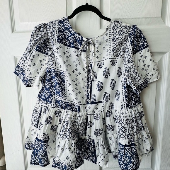 NWT Forever 21 Blue and White Patterned Blouse - Picture 5 of 6